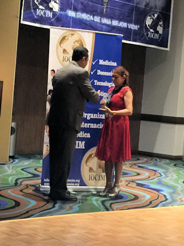 Recibiendo la presea en el homenaje de la IOCIM en México, el 29-08-2015