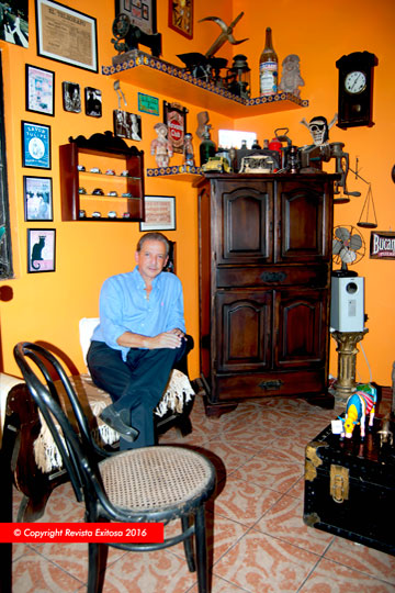 En esta foto el Dr. Carlos Márquez Zevallos en su residencia.