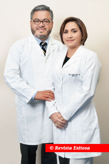 En esta foto la Dra. Carmen Sucre junto a su esposo el Dr. Jorge Gencón.